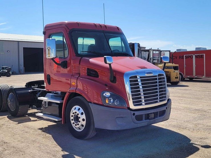 2019-freightliner-cascadia-113-image-2