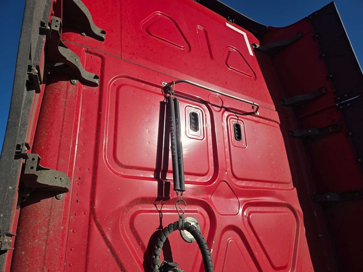 2019-freightliner-cascadia-123-sleeper-cab-truck-tractor-image-13