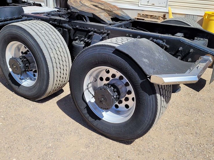 2019-freightliner-cascadia-113-image-7