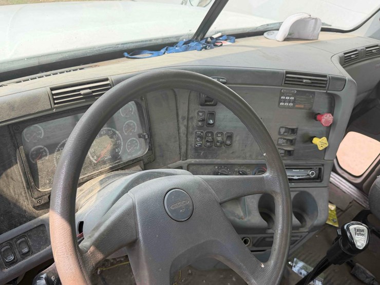 freightliner-semi-image-24