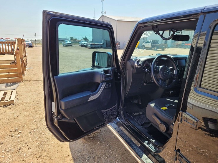 2015-jeep-wrangler-unlimited-sahara-image-8