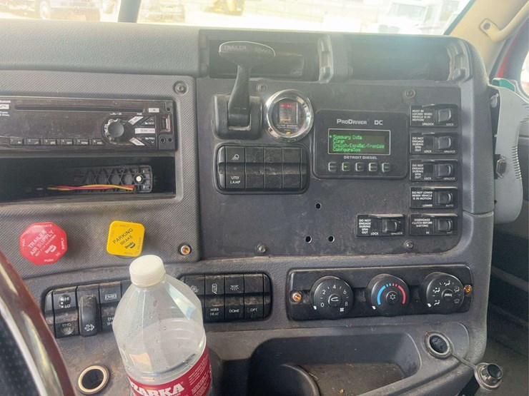 2009-freightliner-cascadia-125-image-40