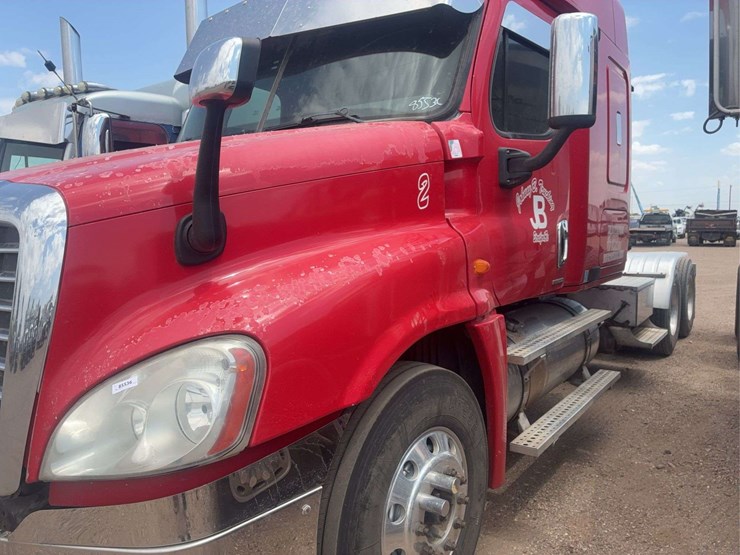 2009-freightliner-cascadia-125-image-23