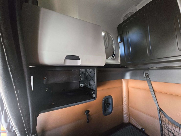 2019-freightliner-cascadia-123-sleeper-cab-truck-tractor-image-26