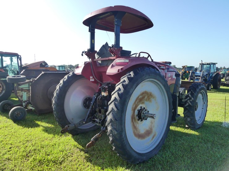 2017-case-ih-farmall-140a-image-3