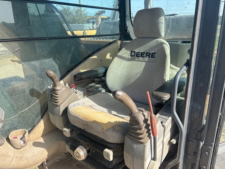 2010-deere-240d-lc-image-18