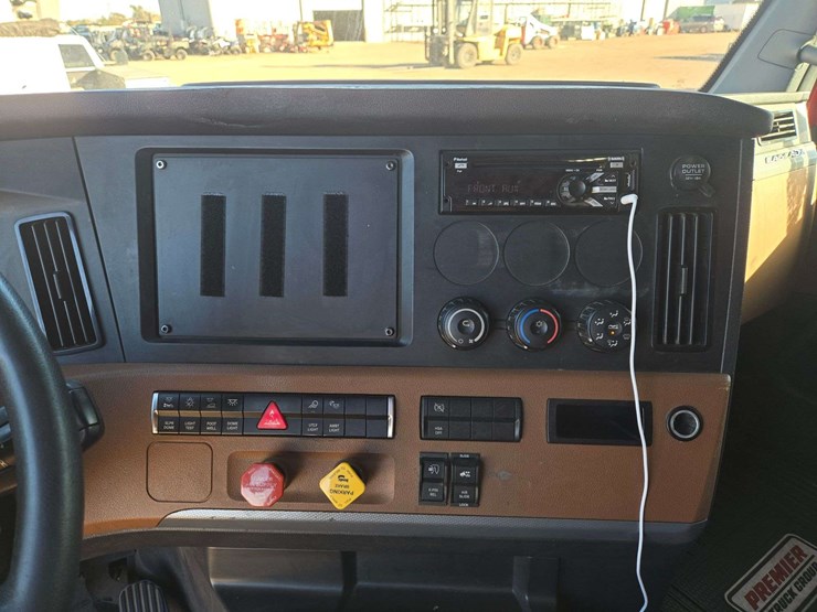 2019-freightliner-cascadia-123-sleeper-cab-truck-tractor-image-31