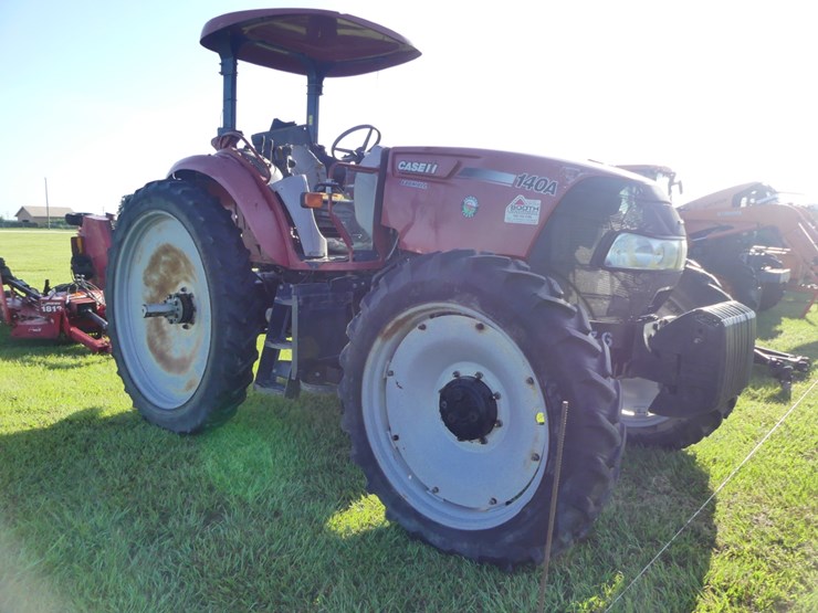 2017-case-ih-farmall-140a-image-2