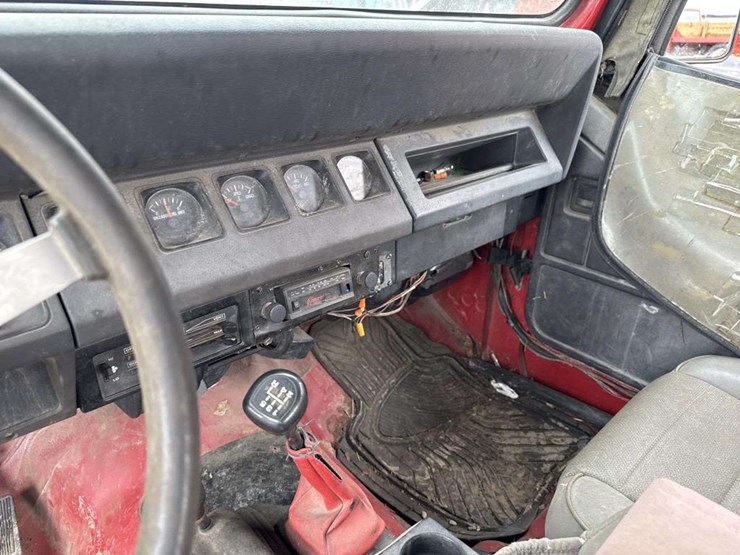 1995-jeep-wrangler-image-13
