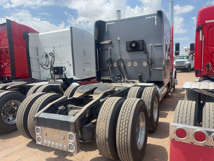 2008-peterbilt-389-image-3