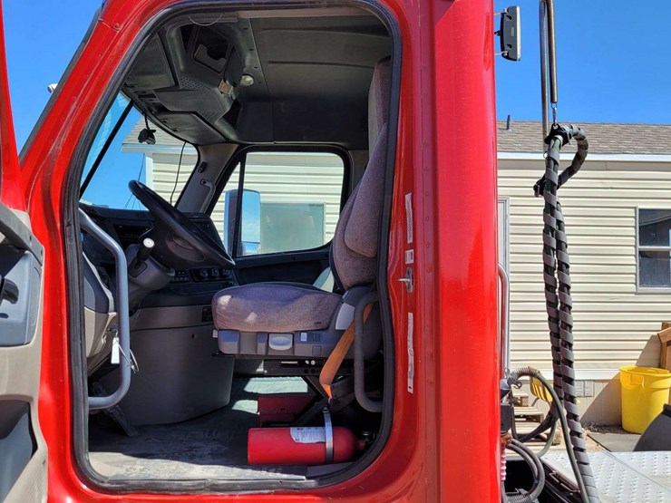 2019-freightliner-cascadia-113-image-12