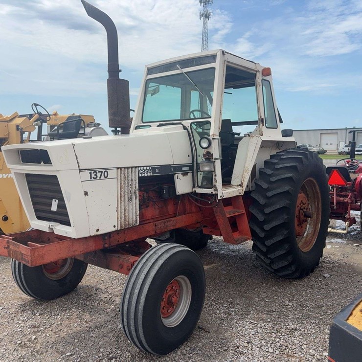 1370 Case Tractor, 4716hrs, small 1000pto, 3pt, 2 remotes, 20.8x38 tires, S/N: 8740139