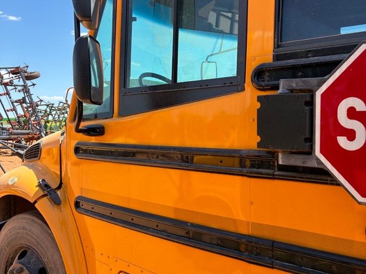 #t8880-•-freightliner-bus-image-7