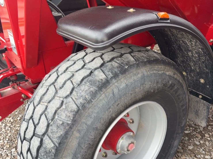 brendt-657-gravity-wagon-roll-tarp,-left-hand-unload,-fenders,-lights-&-brakes,-445/65r22.5-tires,-has-few-dings-on-unloading-side-image-8