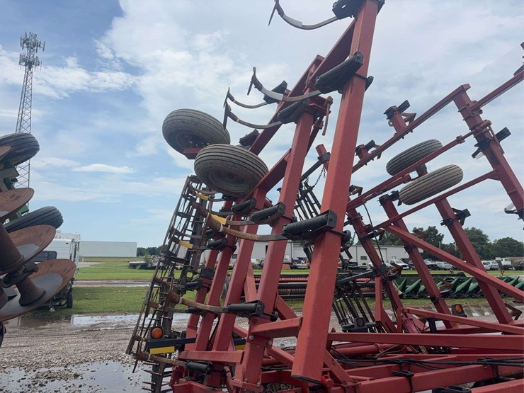 case-4300-field-cultivator-30ft,-5-bar-harrow-and-basket,-c-shank,-walking-tandems-image-4
