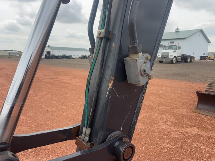 2017-deere-85g-image-26