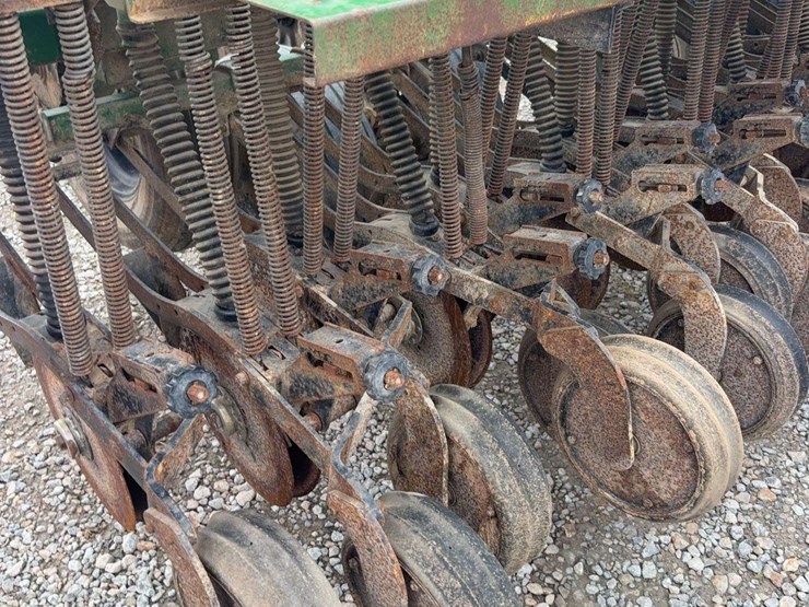 great-plains-15ft-no-till-drill,-7.5''-spacing,-narrow-press-wheels-in-box,-pull-type,-tandem-axle-image-11