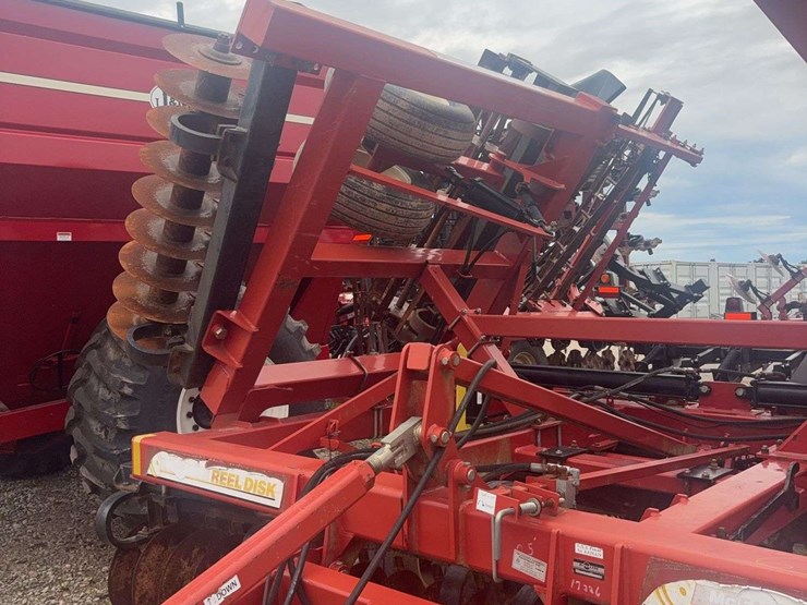 25ft-reel-disk,-levelly-bar,-5-bar-harrow,-single-rolling-basket,-tandem-axle,-19"-disc-blade-and-beater-bar.-image-3