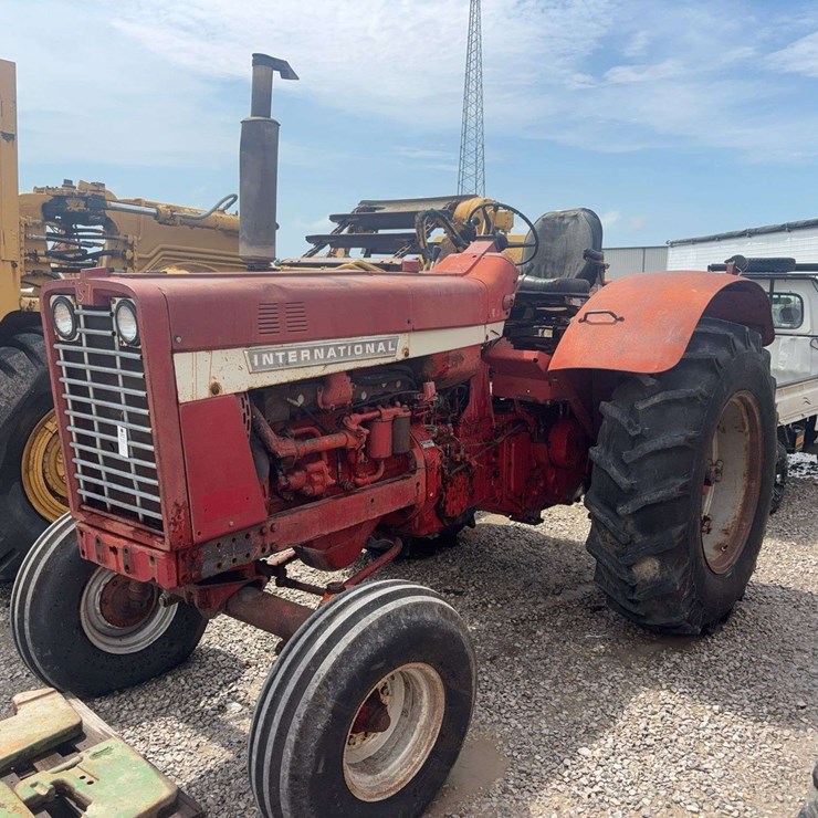 INTERNATIONAL 856