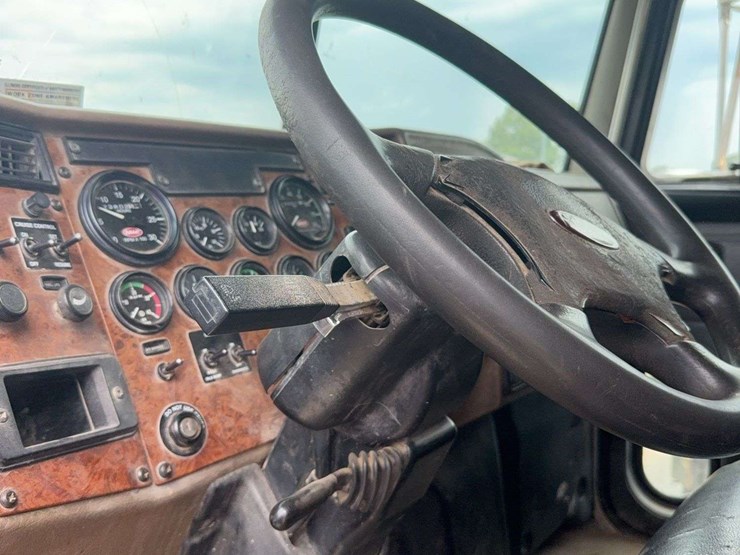 2002-peterbilt-330-image-15