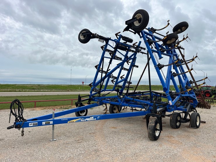 2015-new-holland-st830-image-1