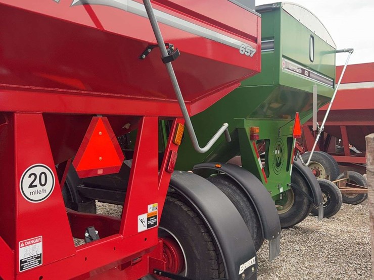 brendt-657-gravity-wagon-roll-tarp,-left-hand-unload,-fenders,-lights-&-brakes,-445/65r22.5-tires,-has-few-dings-on-unloading-side-image-15