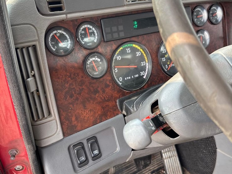 1999-freightliner-columbia-semi-truck-image-65