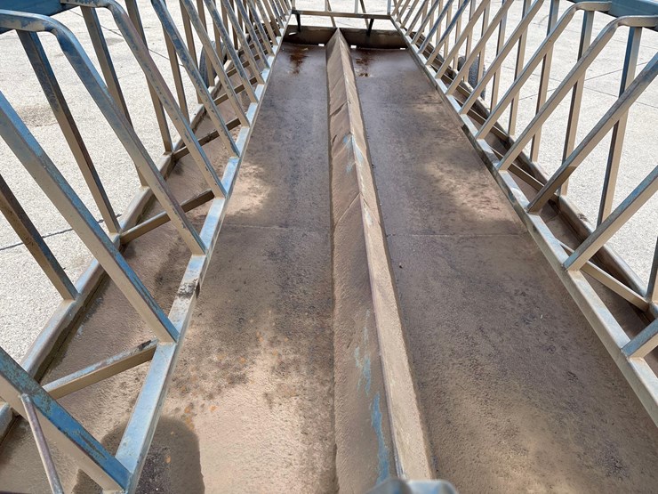 oldenkamp-mfg.-portable-hay-feeder-image-16