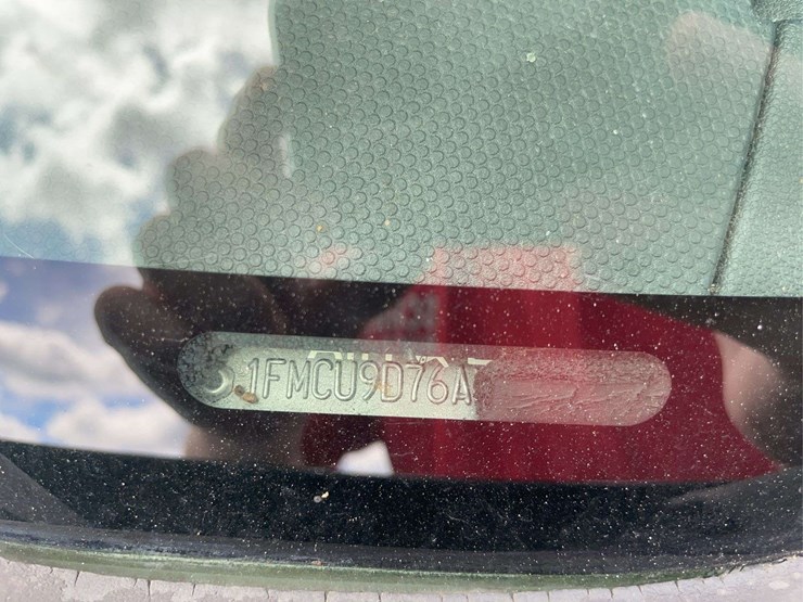 2010-ford-escape-image-16