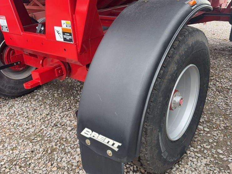 brendt-657-gravity-wagon-roll-tarp,-left-hand-unload,-fenders,-lights-&-brakes,-445/65r22.5-tires,-has-few-dings-on-unloading-side-image-16