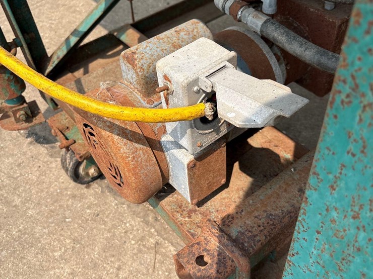 douglas-tilt-master-hoof-trimming-table-image-12