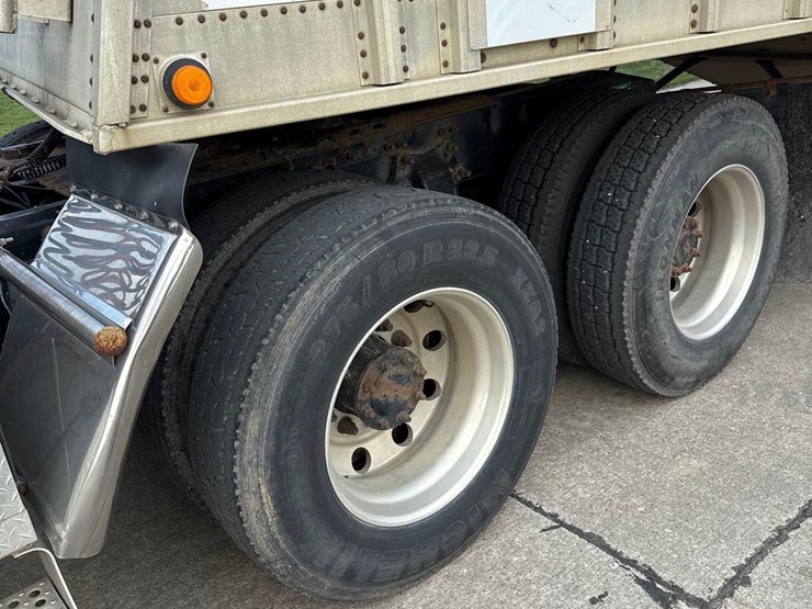 1999-freightliner-columbia-semi-truck-image-35