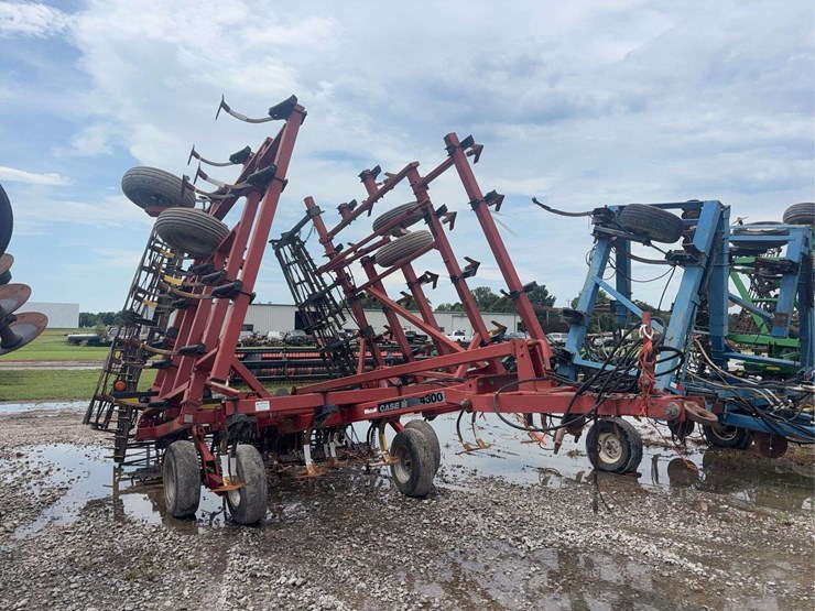 case-4300-field-cultivator-30ft,-5-bar-harrow-and-basket,-c-shank,-walking-tandems-image-2