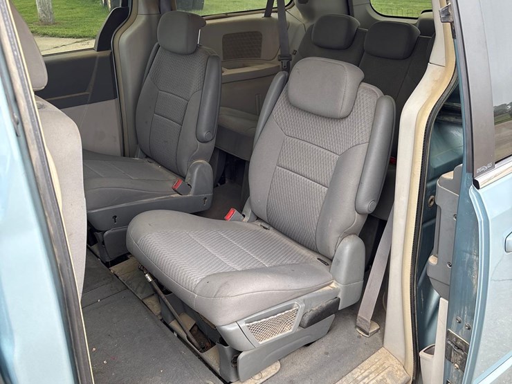 2008-chrysler-town-&-country-touring-image-35