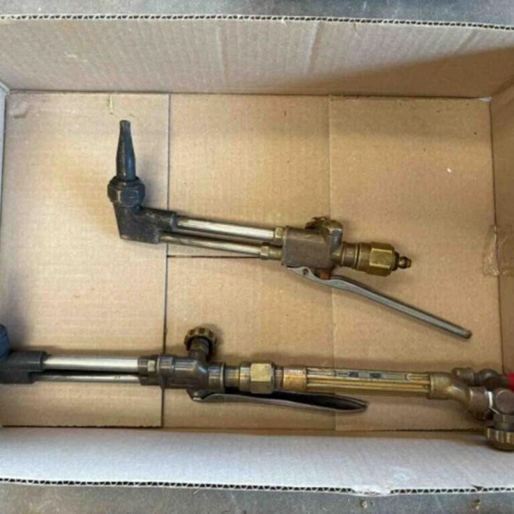 2 Victor Torches