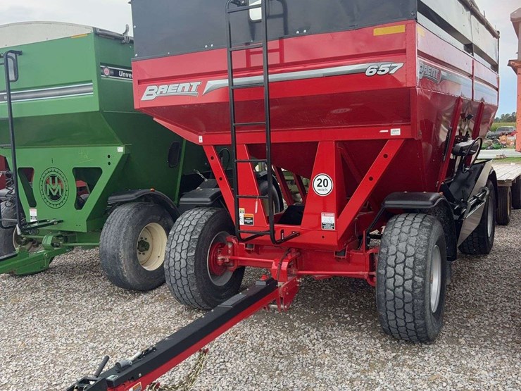 brendt-657-gravity-wagon-roll-tarp,-left-hand-unload,-fenders,-lights-&-brakes,-445/65r22.5-tires,-has-few-dings-on-unloading-side-image-1