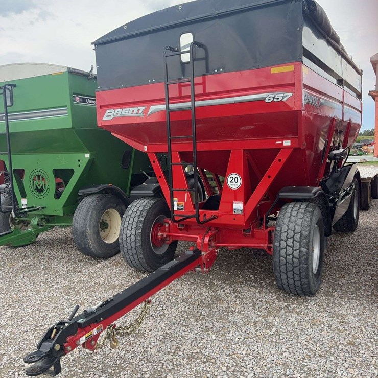 Brendt 657 Gravity Wagon roll tarp, left hand unload, fenders, lights & brakes, 445/65R22.5 tires, has few dings on unloading side