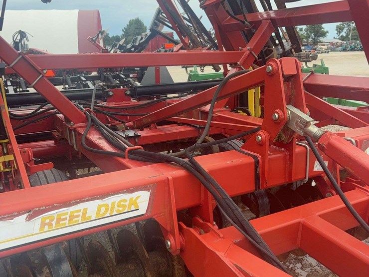 25ft-reel-disk,-levelly-bar,-5-bar-harrow,-single-rolling-basket,-tandem-axle,-19"-disc-blade-and-beater-bar.-image-13