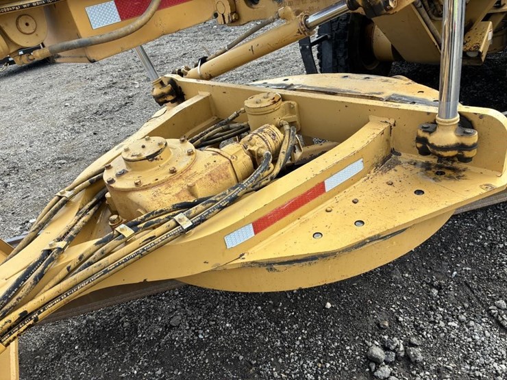 2010-caterpillar-143h-image-10