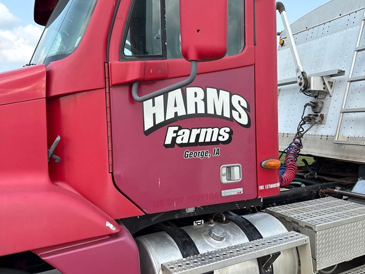 1999-freightliner-columbia-semi-truck-image-28