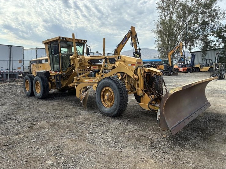 2010-caterpillar-143h-image-2