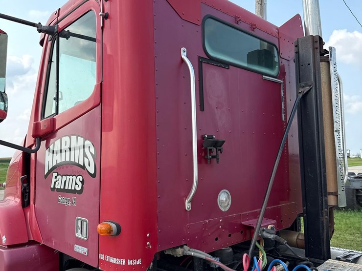 1999-freightliner-columbia-semi-truck-image-30