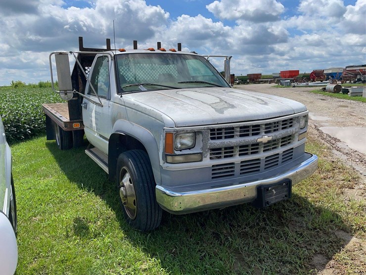 2000-chevrolet-3500-image-2