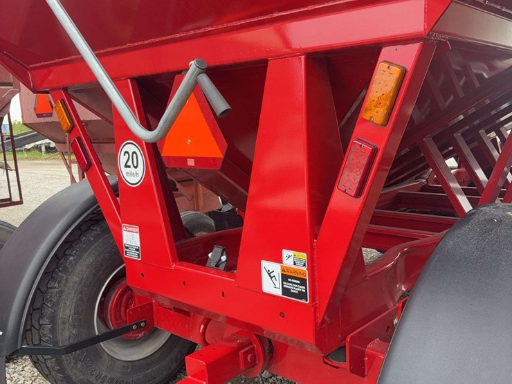 brendt-657-gravity-wagon-roll-tarp,-left-hand-unload,-fenders,-lights-&-brakes,-445/65r22.5-tires,-has-few-dings-on-unloading-side-image-18