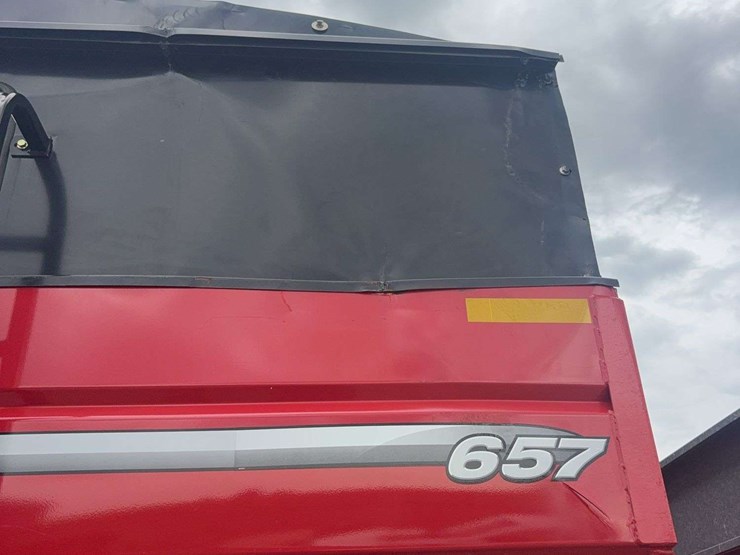 brendt-657-gravity-wagon-roll-tarp,-left-hand-unload,-fenders,-lights-&-brakes,-445/65r22.5-tires,-has-few-dings-on-unloading-side-image-23