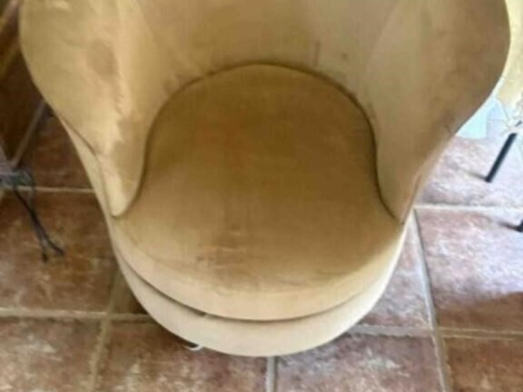 swivel-accent-chir-image-2