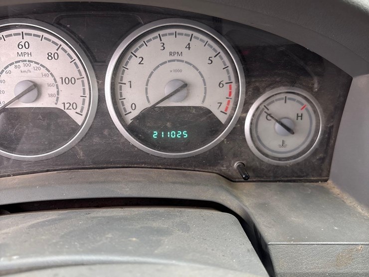 2008-chrysler-town-&-country-touring-image-32