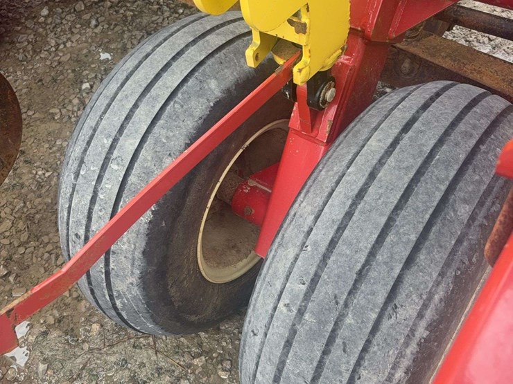 25ft-reel-disk,-levelly-bar,-5-bar-harrow,-single-rolling-basket,-tandem-axle,-19"-disc-blade-and-beater-bar.-image-11