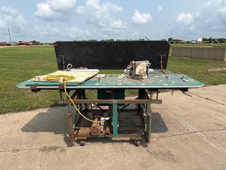 douglas-tilt-master-hoof-trimming-table-image-1