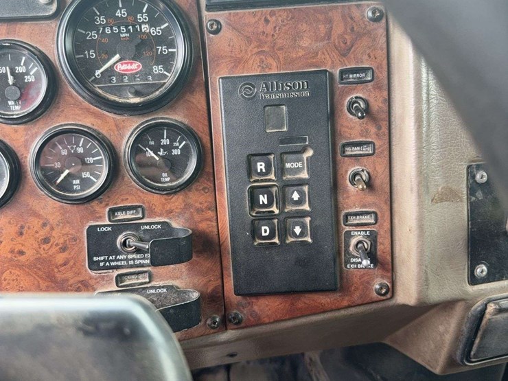 2002-peterbilt-330-image-18